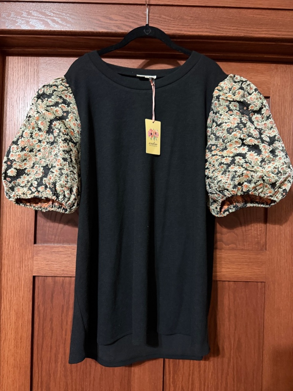 entro Black Tee with Floral Puff Sleeves